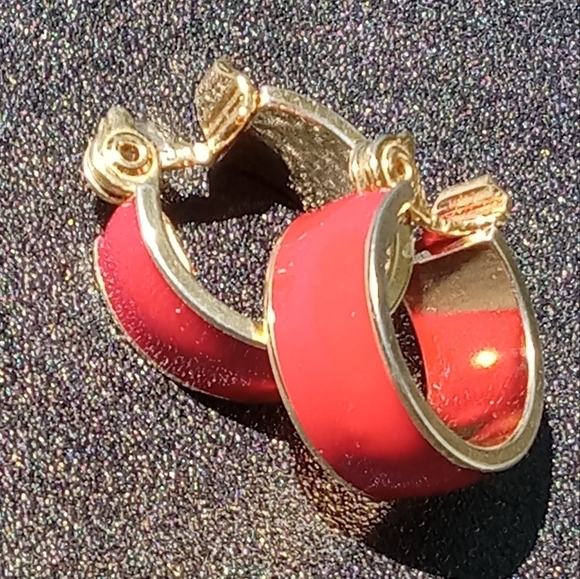 👍 5 for $20 vintage Monet red enamel clip on hoop earrings - Picture 1 of 3
